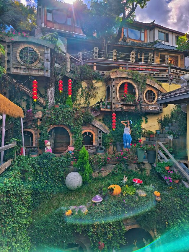 麗江古城！在愛麗絲漫遊仙境吃米線。