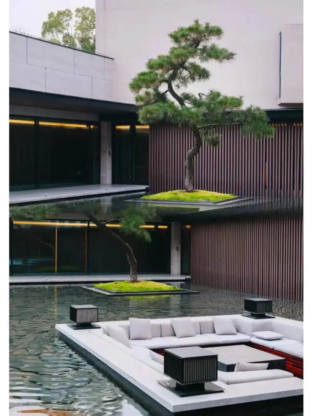 My top choice in Yangzhou is the State Guesthouse!