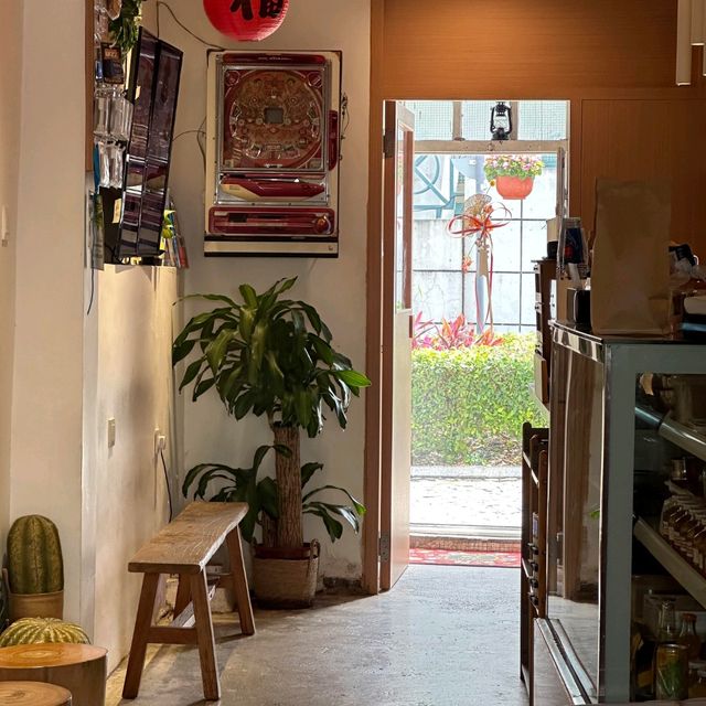 官也街的隱藏版小眾咖啡店☕️ 一窗之隔，隔絕人潮喧囂