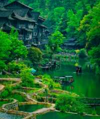 住進烏江寨的時光裡：聽槳聲，品煙火。