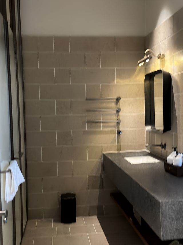 陽朔千古情景區旁,藏著一家侘寂風隱世酒店。 陽朔千古情景區旁,藏著一家侘寂風隱世酒店。