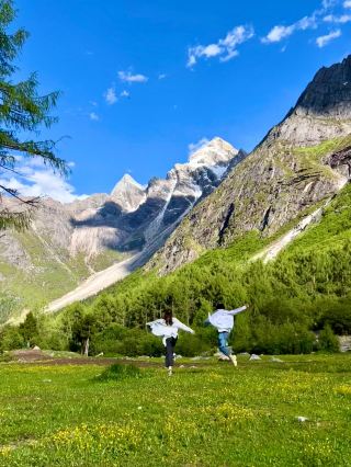 Bipeng Valley Summer Wonderland! Snow Mountains and Flower Fields Take Your Breath Away!