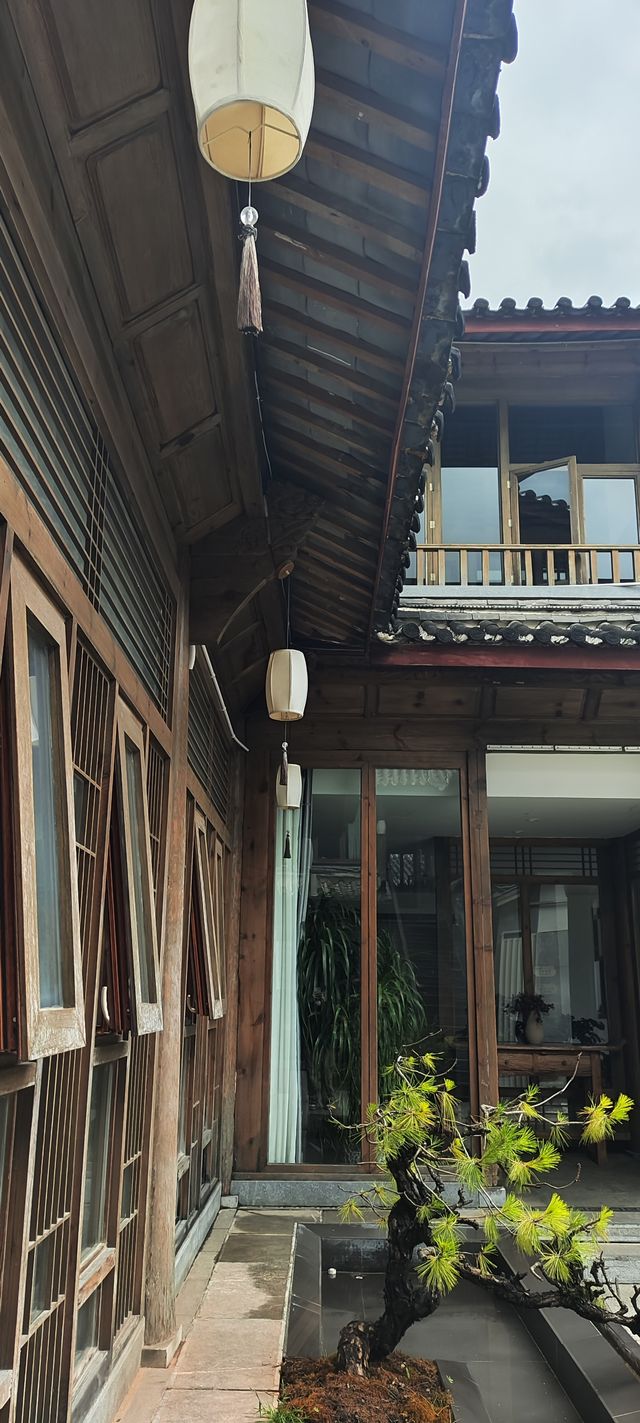 將納西族的浪漫，全融入一磚一瓦、一花一木中。