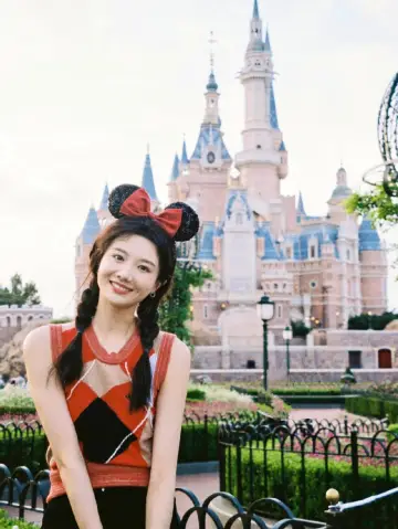 Shanghai Disneyland photo shoot service for 268 HKD!