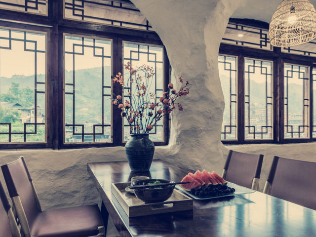 **【苗寨仙境！春曉半山洞穴全景酒店沉浸式體驗】**  