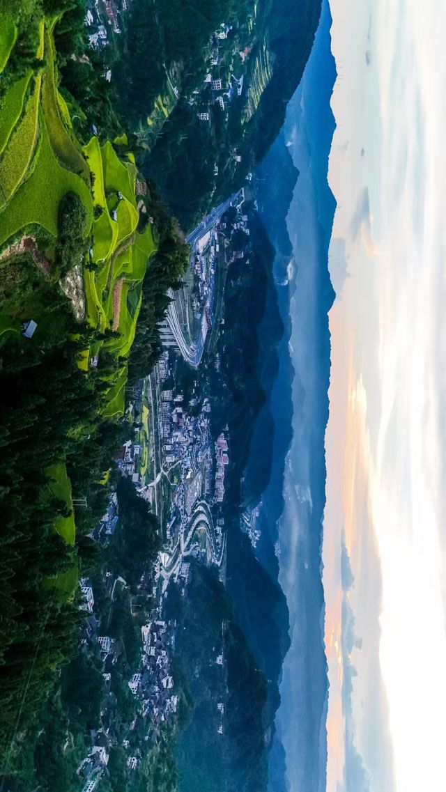 《走進苗家梯田，把自己融進青山綠水的曲線》