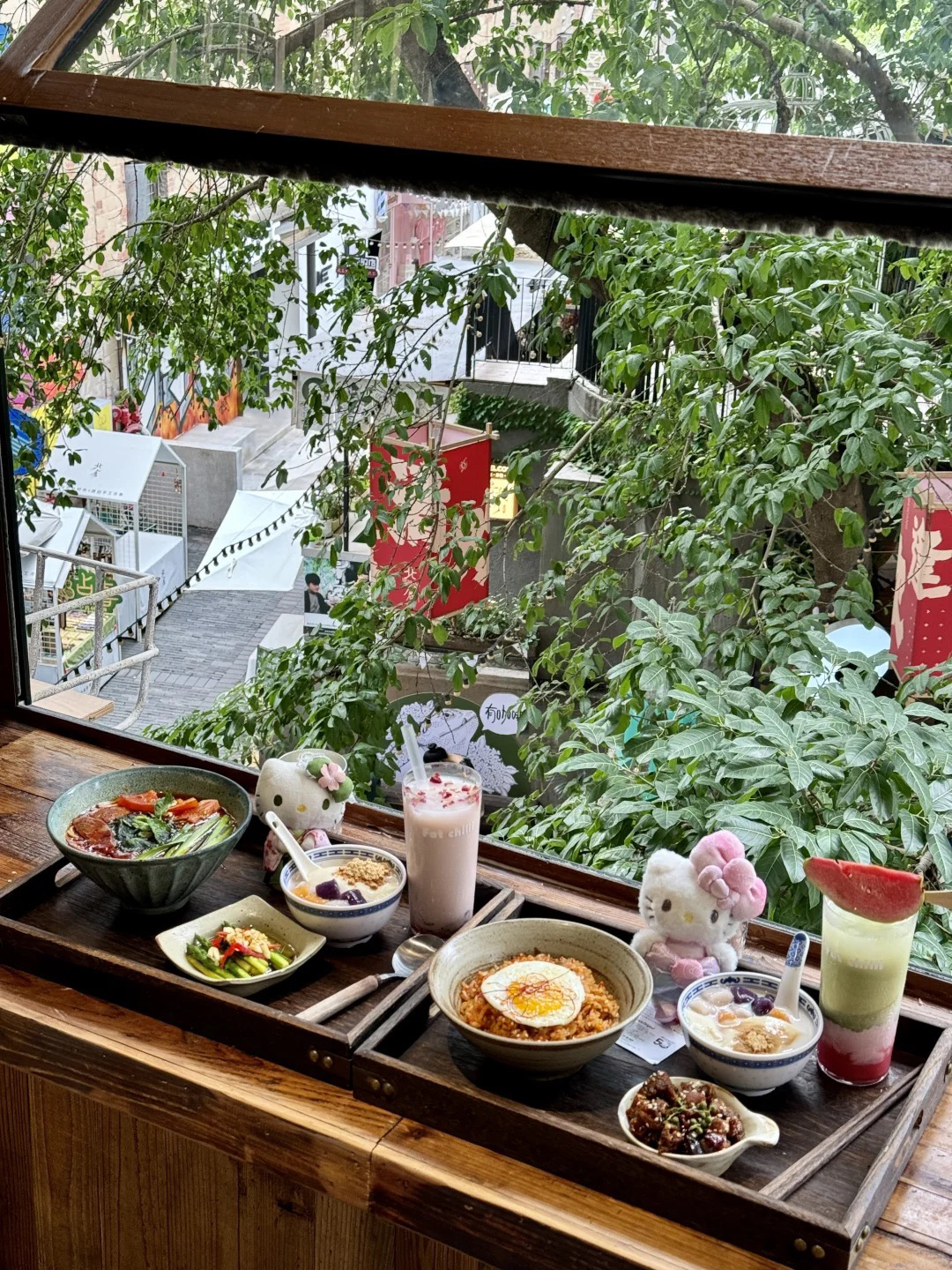 Setiap kali saya mencari tempat makan sendirian, saya selalu datang ke toko ini—kursi dekat jendela memiliki pemandangan yang luar biasa, dan duduk di sana terasa sangat santai, tanpa ada rasa "kesepian sendirian" sama sekali~

Favorit saya adalah es serut mereka! Ini benar-benar sumber kebahagiaan bagi para pecinta makanan solo! Saya sudah mencoba "Es serut keju asin ala Thailand," di mana rasa asin dan manis berpadu dengan rasa susu yang kaya, memberikan kejutan menyenangkan di setiap gigitan; dan juga "Es serut matcha Genmai," dengan rasa matcha yang kuat dan kacang merah yang lembut dan kenyal tersembunyi di dalamnya, memberikan lapisan rasa di setiap gigitan. Setelah selesai, saya merasa benar-benar terhibur 🍧!

Bahkan duduk sendirian sepanjang sore, makan es serut sambil melihat ke luar jendela terasa sangat nyaman. Suasana di sini sangat lembut, tanpa suara bising, hanya aroma makanan dan musik lembut. Makan sendirian bisa benar-benar menyenangkan. Teman-teman di Chongqing yang mencari "tempat makan solo yang luar biasa," tempat ini benar-benar wajib dicoba! 😌