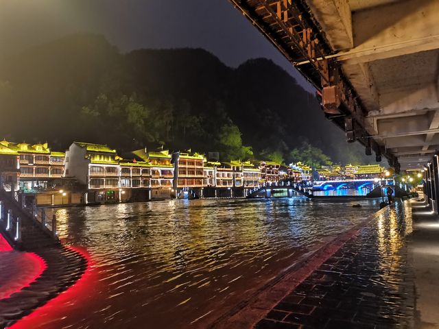 那年走在湘西古城的街道