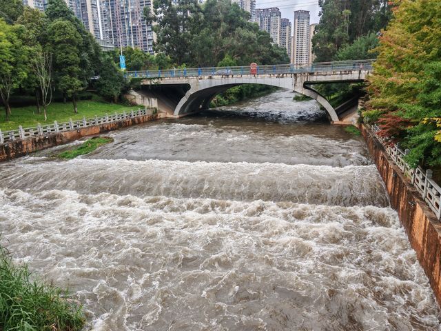 雨後仙境！昆明瀑布公園的秋日限定風景