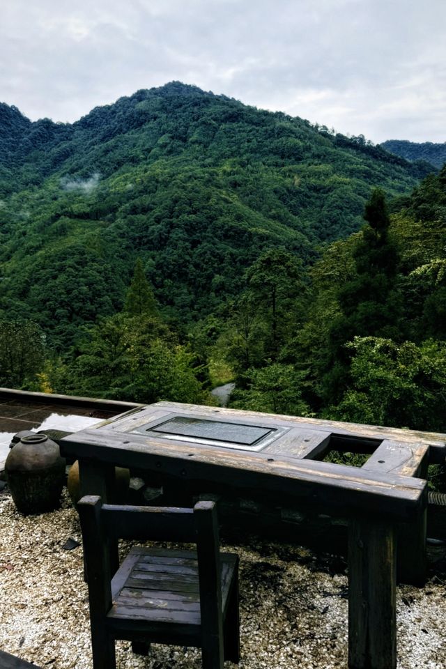 山凹凹裡的神仙民宿！睡進森林裡，連呼吸都在治癒