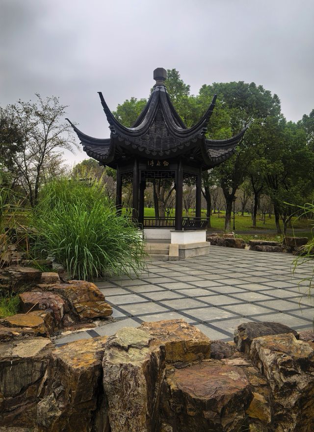 香山垂釣處，一亭寄幽思