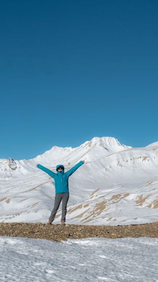 The snow-capped mountains along the Himalaya border are simply stunning～