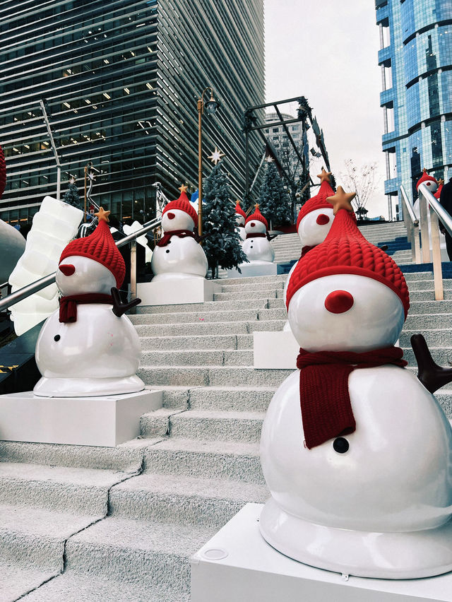 陸家嘴冰雪王國真冰場，人均30元即可滑冰