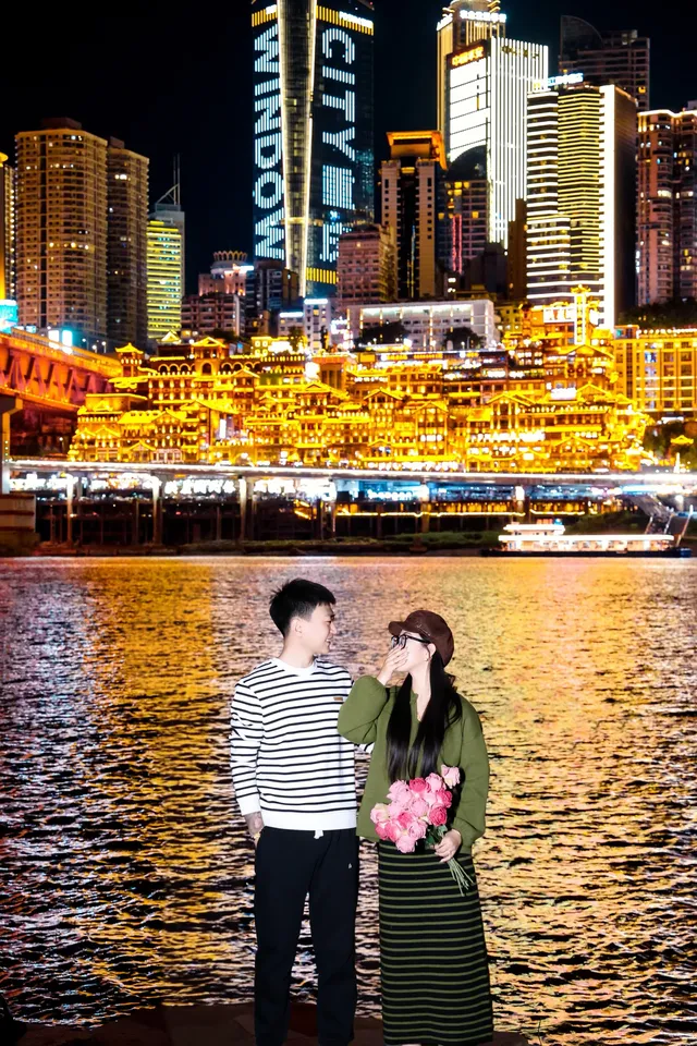 洪崖洞拍照受凍已回提醒12月要來重慶的 洪崖洞拍照受凍已回提醒12月要來重慶的