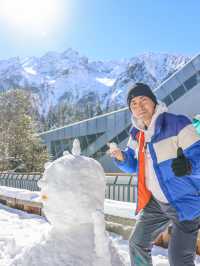 秋末初冬的海螺溝,是雪與金黃交織的雙重浪漫 原來季節的交界,可以這麼好看。 冬日的海螺溝是銀裝