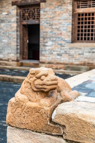 山西高平の鉄炉村で、小さな石の獅子に出会う