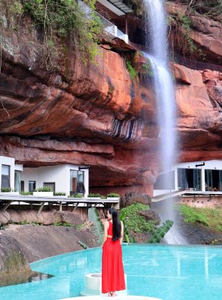 Chishui Cliff Lying Down Diary | Staying in a Waterfall Cave