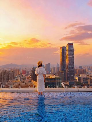 Kunming | Bringing City A from the Novel to Life!! On the 31st floor of the Papman Wanda Plaza store, I discovered a hidden gem: a terrace. Standing here, before my eyes…