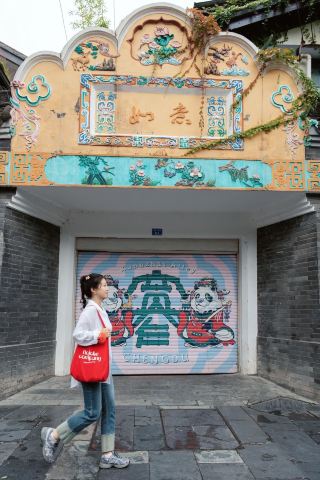 🚶‍♀️ Quick facts
· Admission: Free, no reservation required, just walk in.
· Address: No. 27 Kuan Alley, Qingyang District, Chengdu.
· Transportation: Subway is the best choice. Take Line 4 to Kuanzhai Alley Station, Exit B, and walk for 2–3 minutes. Driving or taking a taxi is not recommended as traffic around the area is prone to congestion, and parking is limited and expensive.
· Duration: We recommend setting aside 2–4 hours to stroll, eat, and take photos.
🗺️ Three alleys, three distinct vibes
Kuanzhai Alley consists of three parallel streets dating back to the Qing Dynasty. We recommend visiting in the order of "Kuan Alley → Zhai Alley → Jing Alley" to avoid backtracking.
· Kuan Alley: Experience a "leisurely" lifestyle
This is a microcosm of old Chengdu, preserving the most Qing Dynasty courtyard houses and blue-brick, gray-tile architecture. Find a traditional courtyard teahouse, enjoy a cup of gaiwan tea, and experience Chengdu's slow-paced lifestyle.
· Zhai Alley: Experience a "slow" lifestyle
This alley is the most artistic, featuring various creative shops, cafes, and boutiques. It is perfect for strolling and taking photos while experiencing the blend of new and old cultures.
· Jing Alley: Taste a "new" lifestyle
It is relatively the quietest and least commercialized. The highlight is the 100-meter-long "Brick Culture Wall," which uses old bricks and reliefs to tell the history of Chengdu, making it perfect for taking photos with a narrative feel.