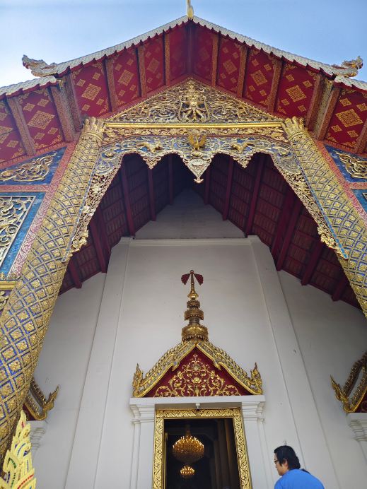 チェンマイのパーシン寺Ⅰ 金色の海と仏が一緒に映る | Trip.com