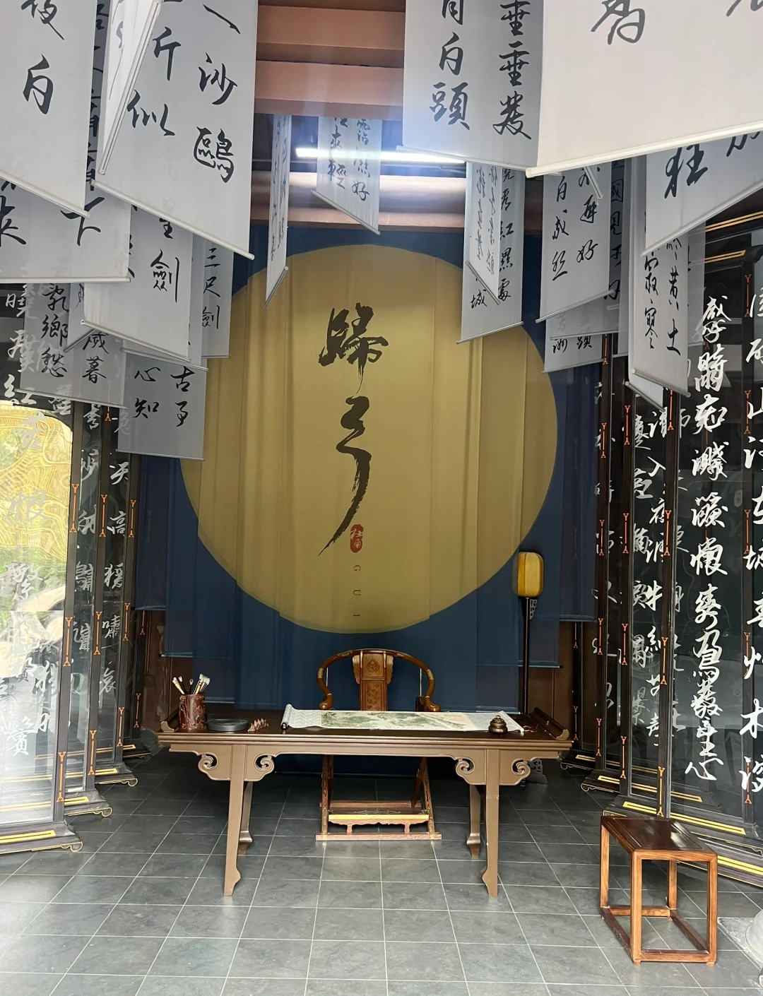 Du Fu's hometown | Visit the poet's birthplace, an immersive poetry study and travel guide   Du Fu's hometown is located in Nanyao Bay Village, Zhanjie Town, Gongyi, Zhengzhou, and is the poet