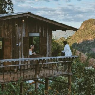 Go to a simple homestay and enjoy the amazing view of the fog.
