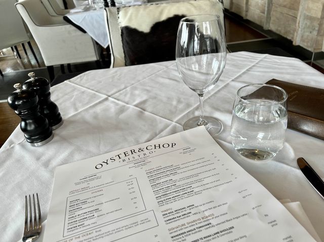 奧克蘭餐廳排名Oyster and Chop，就在港口旁邊，可以邊吃海鮮邊看風景唷
