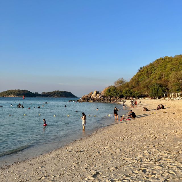 หาดตายาย เกาะล้าน ชายหาดสวย ทรายละเอียด 