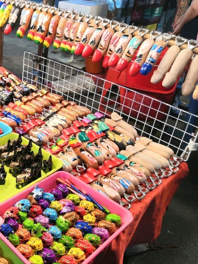 ตลาดนัดคืนวันเสาร์  ที่เราพลาดไม่ได้