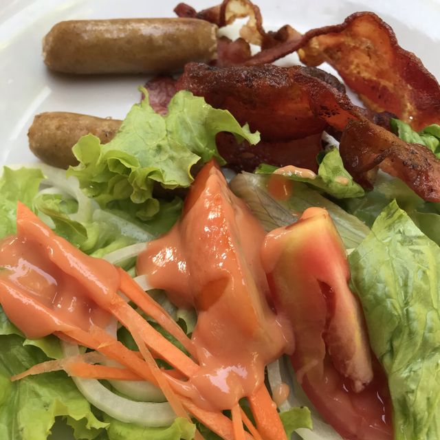 Buffet brakefast by the pool