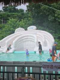카페야 수영장이야?