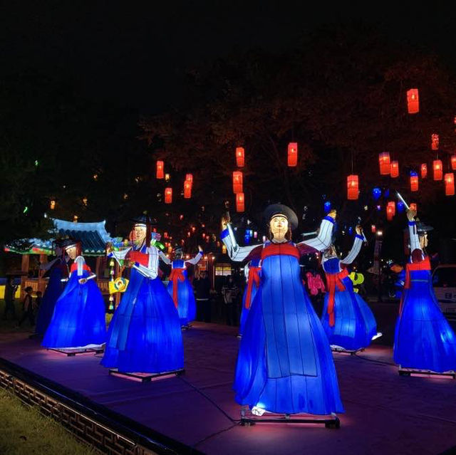 어두운 밤을 수놓은 화려한 유등, 진주 유등축제