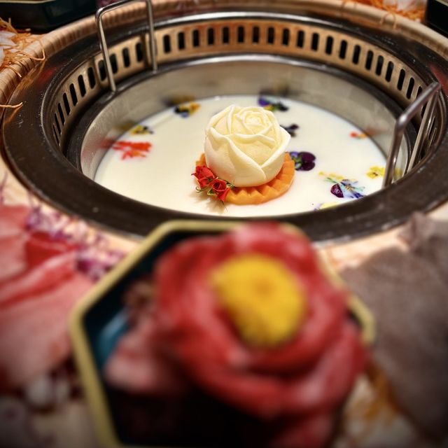 📍香港佐敦｜香江花月 · 穿越回到50年代⌛️ 優美環形牛拼盤❣️玫瑰牛乳火鍋