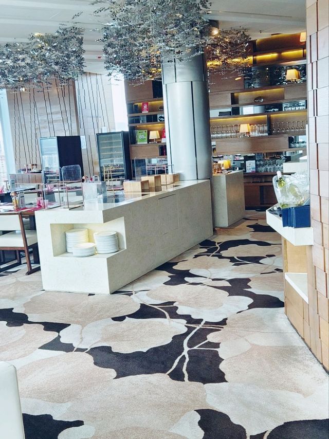 郊外新市鎮 ！九龍東皇冠假日酒店  ！