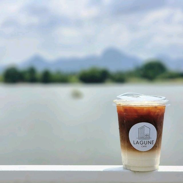 ☕️คาเฟ่ริมทะเลสาบสไตล์มินิมอล 🏡  𝑳𝒂𝒈𝒖𝒏𝒆