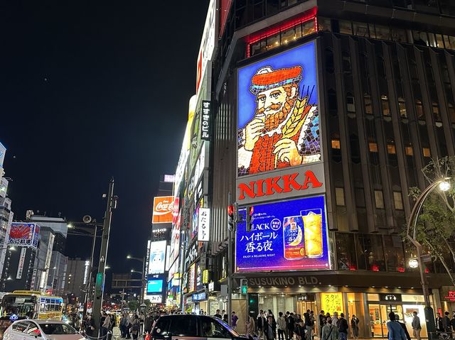 札幌・すすきの。NIKKAの看板の下でソフトクリーム食べれます『札幌菓子處 菓か舎 すすきの店』 