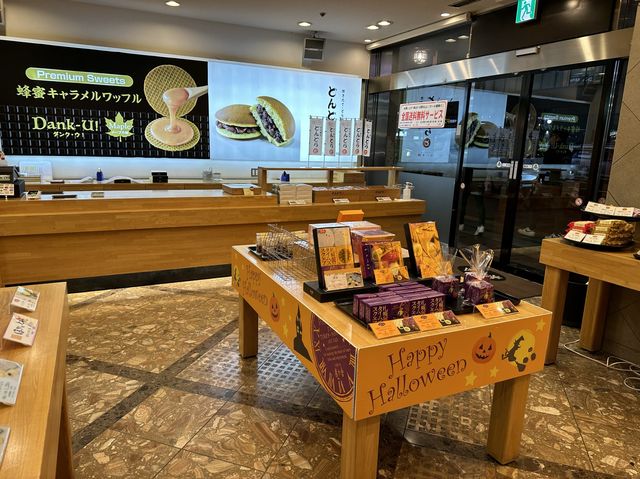 札幌・すすきの。NIKKAの看板の下でソフトクリーム食べれます『札幌菓子處 菓か舎 すすきの店』 