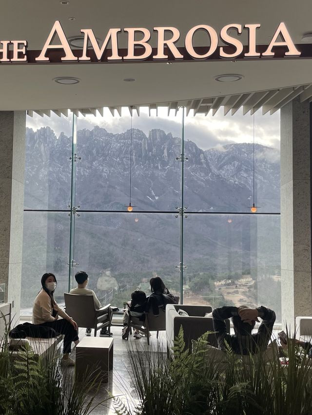 울산바위를 제대로 보시지 못했다면 더엠브로시아카페로 가보세요!