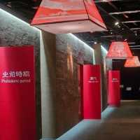 百年英式白色建築内，開展文物探索之旅