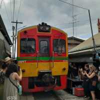 世界奇景漫步在鐵道上-曼谷美功火車市集