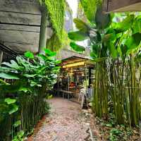 CAFE WITH BOTANICAL THEMED DÉCOR.