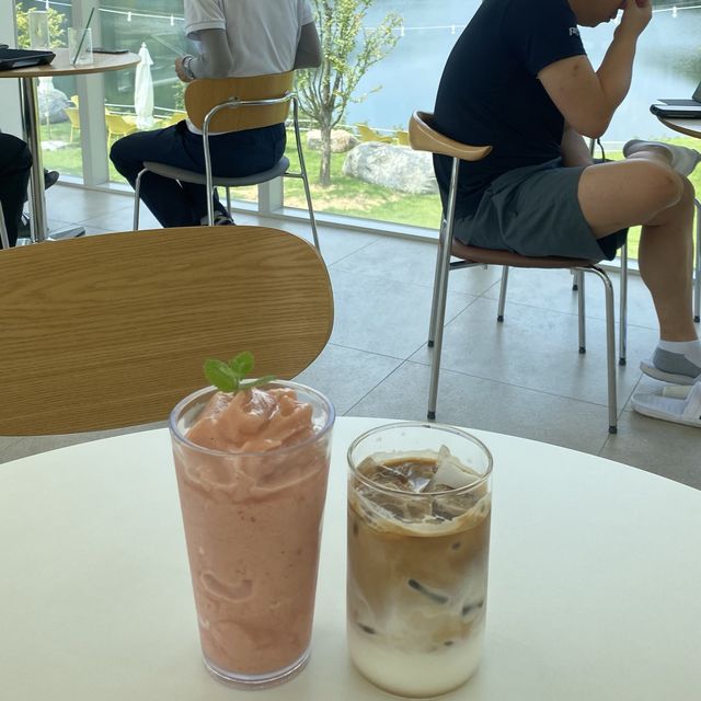 자연의 푸르름을 보며 여유를 만끽할 수 있는 정원카페, 유리원 