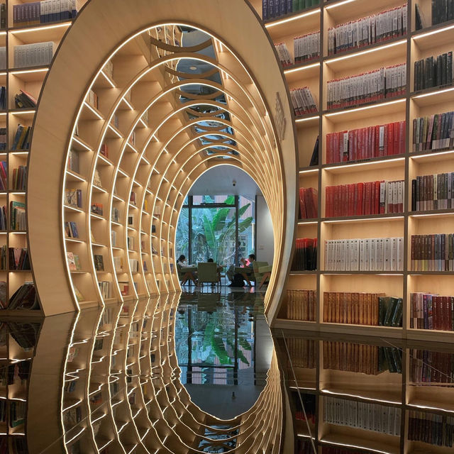 Stunning Yushin Bookstore in Shenzhen 📙