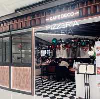 圍方內的 CAFE DECO PIZZERIA