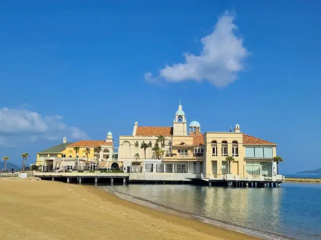 Momochi Seaside Park