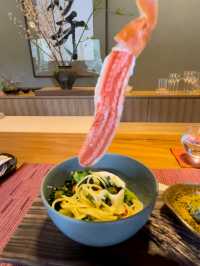 那珂川のせせらぎを背に創作に満ちたお料理が魅力