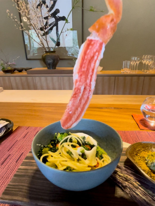 那珂川のせせらぎを背に創作に満ちたお料理が魅力