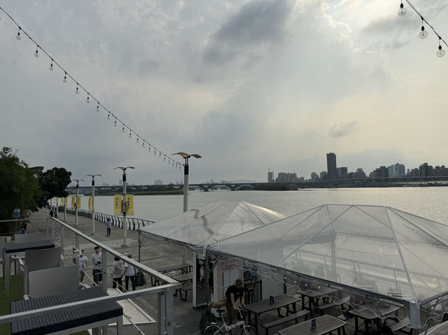 【臺北景點】大稻埕碼頭廣場：夕陽下波光粼粼的河面，水岸星光音樂會。週三晚上最佳時刻🌇🎶