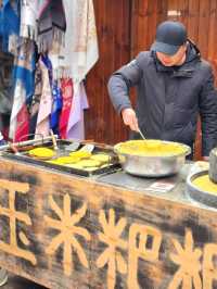 먹거리와 수공예품, 팔찌, 액세서리를 파는 백사고진