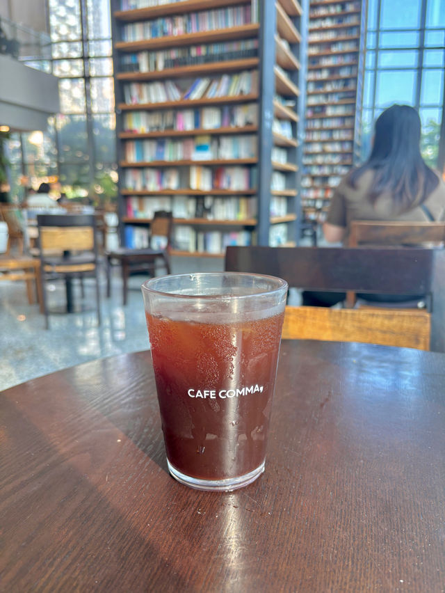 책과 함께 즐기는 시원한 카페 인천 송도 콤마🖤📚